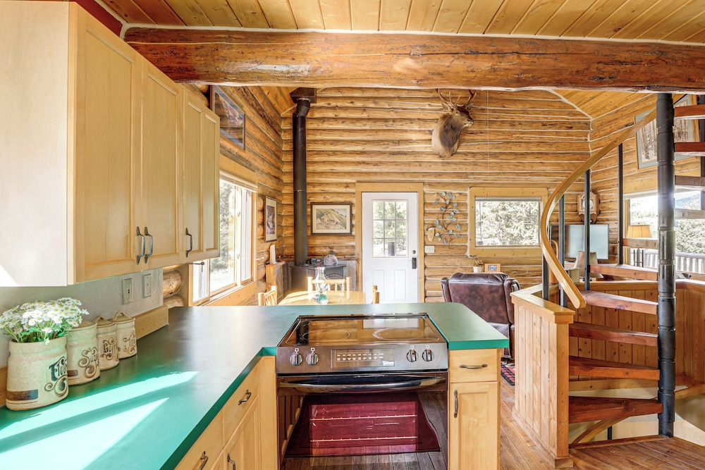 Wild Adventures in Eureka! Amish-crafted Cabin