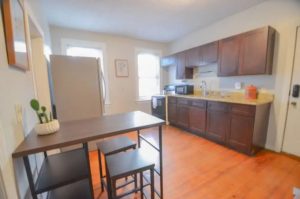 Lovely 3-Bedroom Apt with free parking
