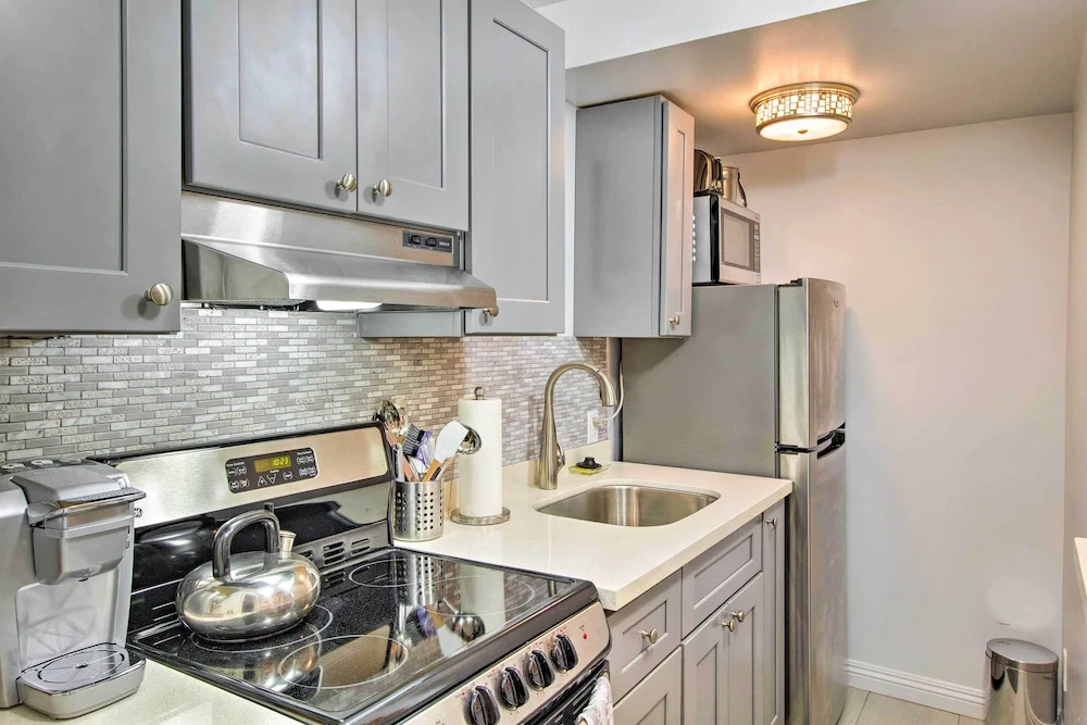 Walk to Keller Beach: Waterfront Studio w/ Hot Tub