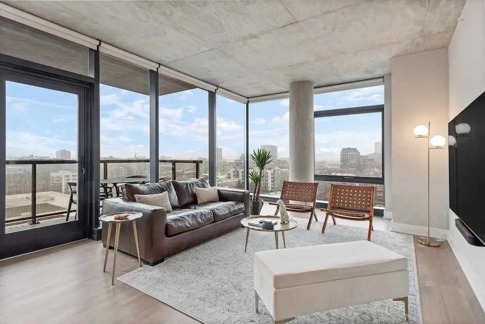 West Loop Stay Walkable Skyline Balcony