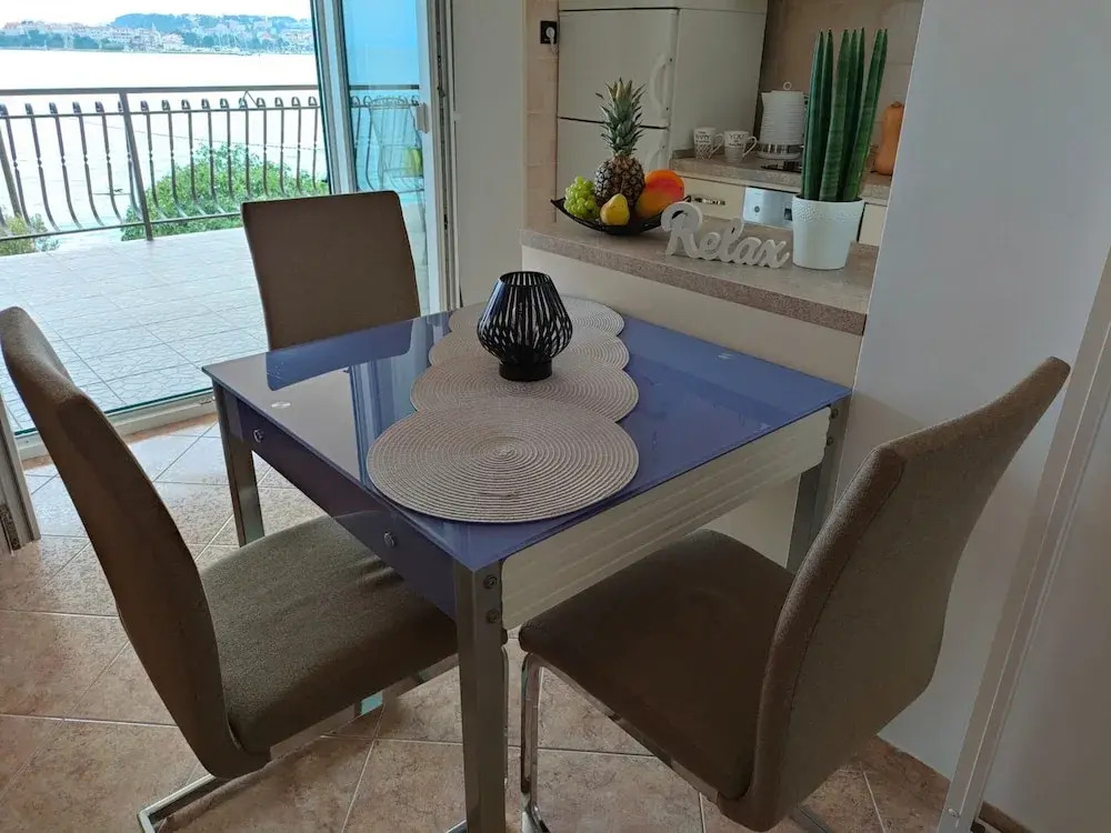 A6 Beachfront apt With big Terrace and sea View