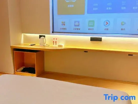 Yijia International Chain Hotel (Wuhan high-speed railway station Happy Valley)