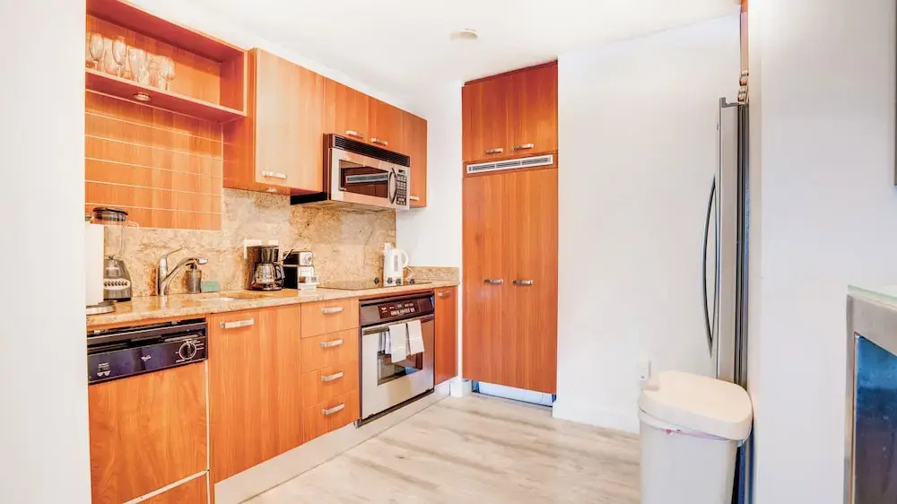 RS Suites - The AKA Residence