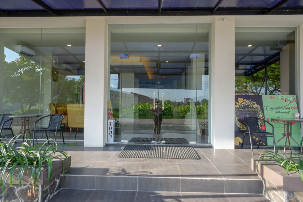 RedDoorz Plus near Solo Baru