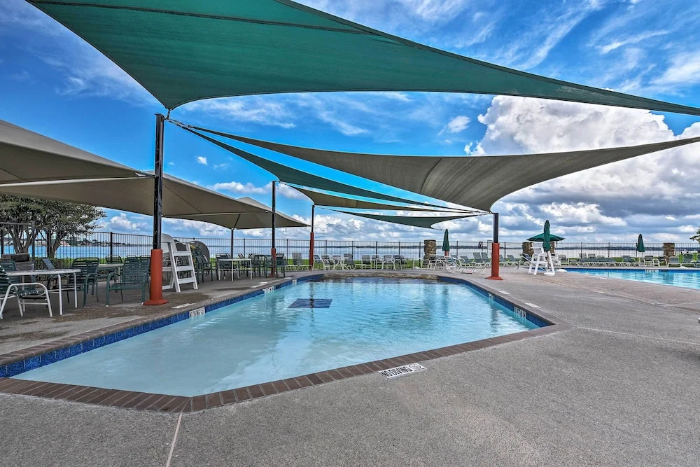 Golf, Swim & Dine! Condo w/ Lake Conroe Access