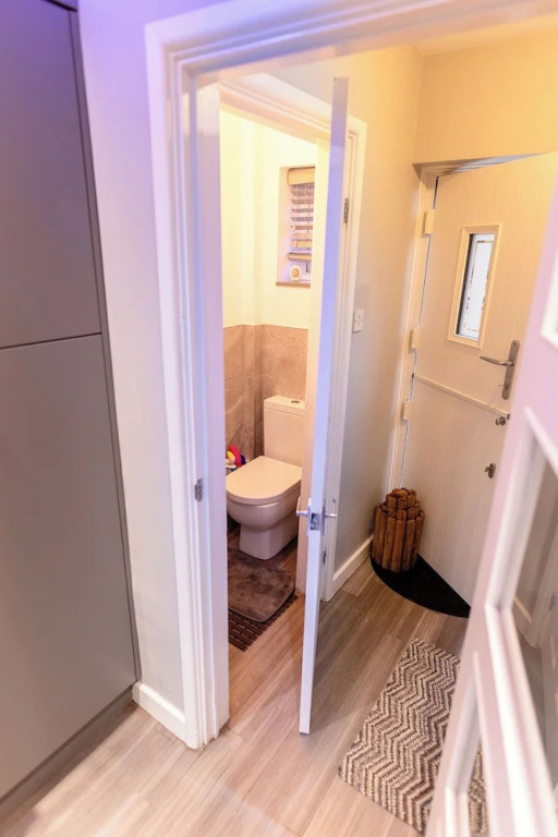 3 bed House, Sleeps 5, Near Airport and Town, Outside Parking Free