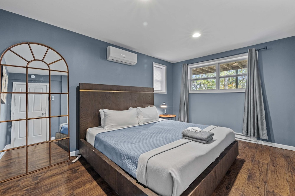 Charming Chalet w Hot Tub King Suite Dog Friendly