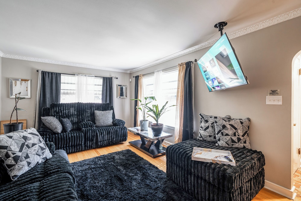 7 Mi to Lake Michigan: Milwaukee Vacation Rental