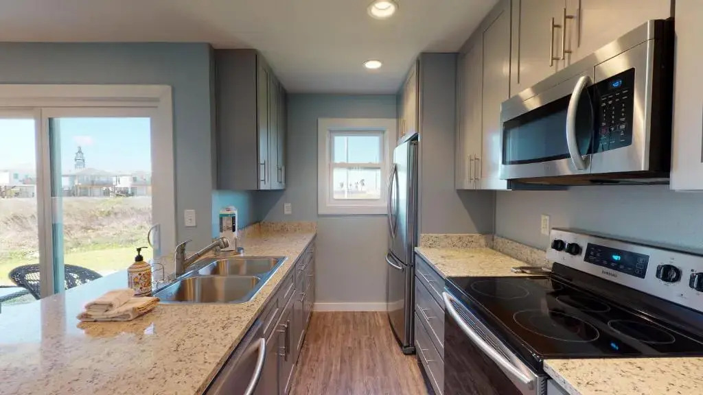 AH-G124 Remodeled First Floor Condo, Shared Pool & Hot Tub, Near Marina