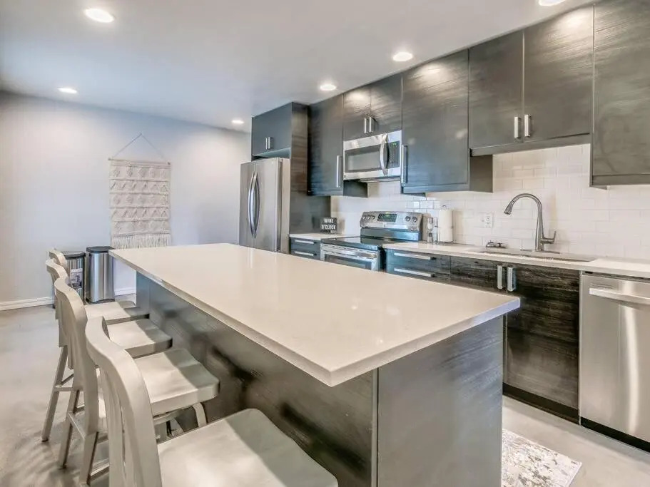 Cozy Condo Close to Everything