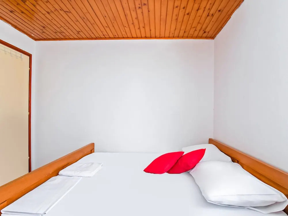 Scenic Apartment in Pakoštane near Sea & Town Center