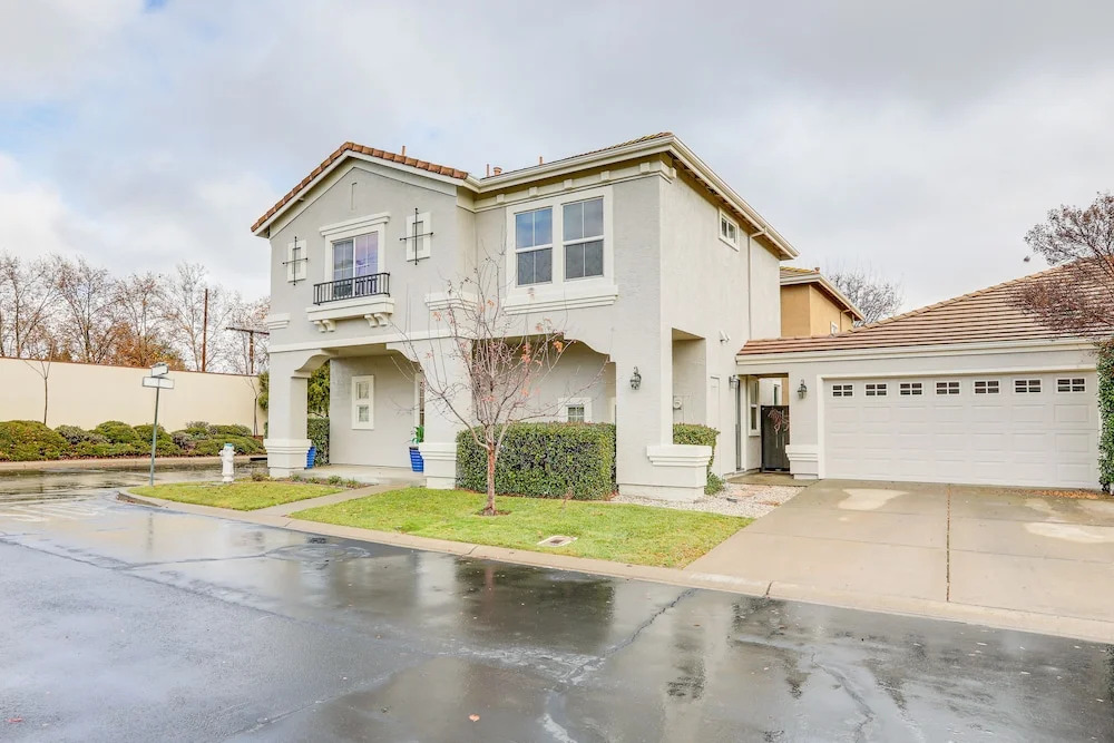 Modern California Escape Near Kayaking & Downtown!