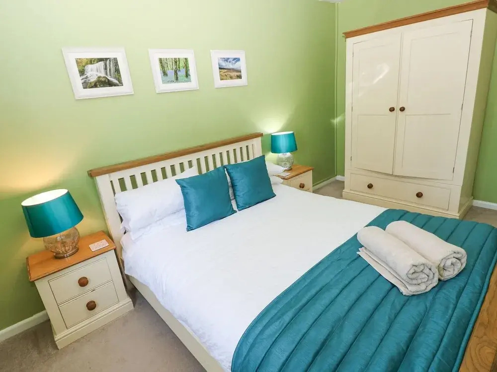 4 Hanbury Lodge