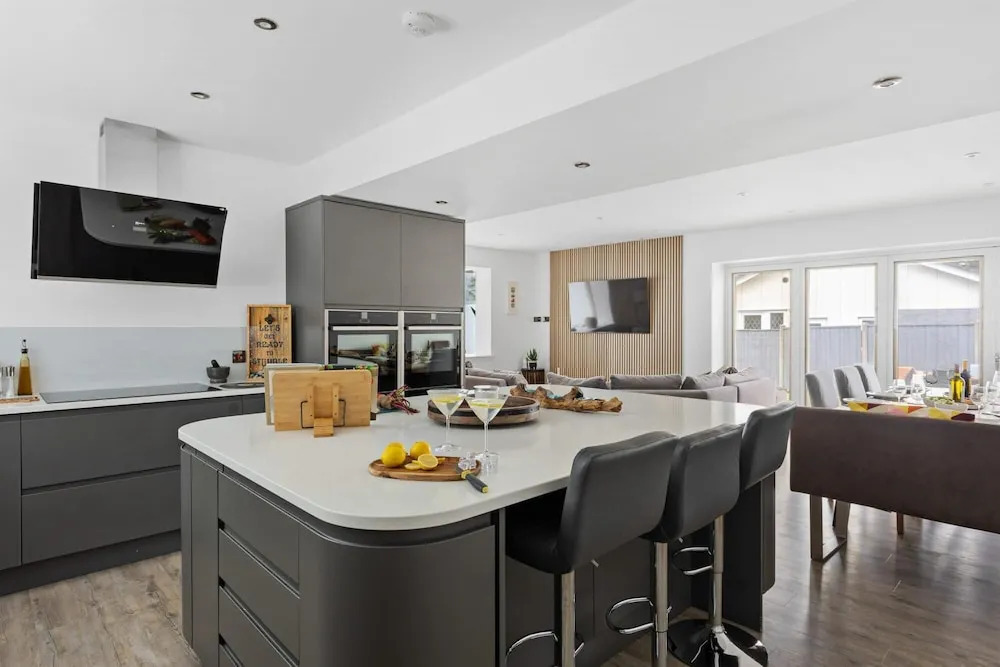 Greenacre - Close to Beaches With Hydropool spa