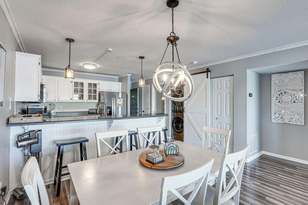 Lakefront Retreat w/ Community Pool in Osage Beach