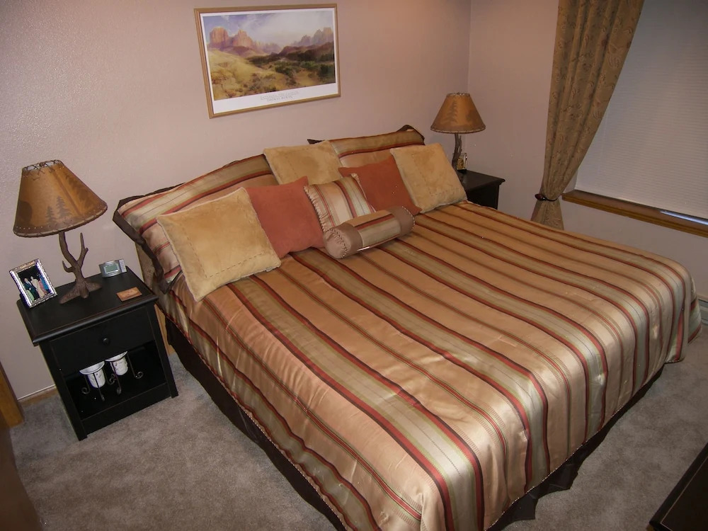 Saltlick 2 bed 2 bath 2 Br condo by RedAwning