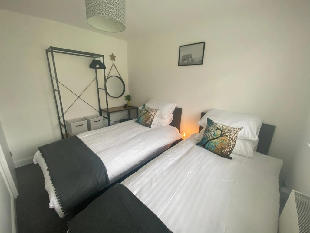 Beau - Brambles Chine, Colwell Bay, Nr Yarmouth - 5 star WiFi - Short walk to The Hut and beach - Ferry offers