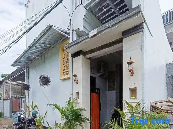 Widi Guest House near GWK Mitra RedDoorz