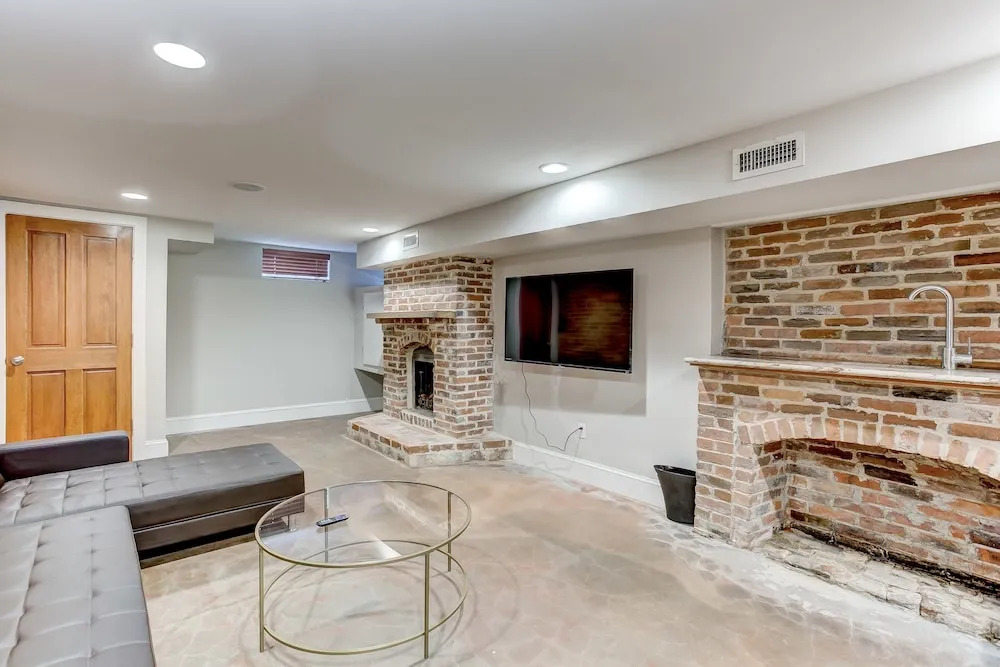 Luxurious Historic Home 1 Block From Inner Harbor