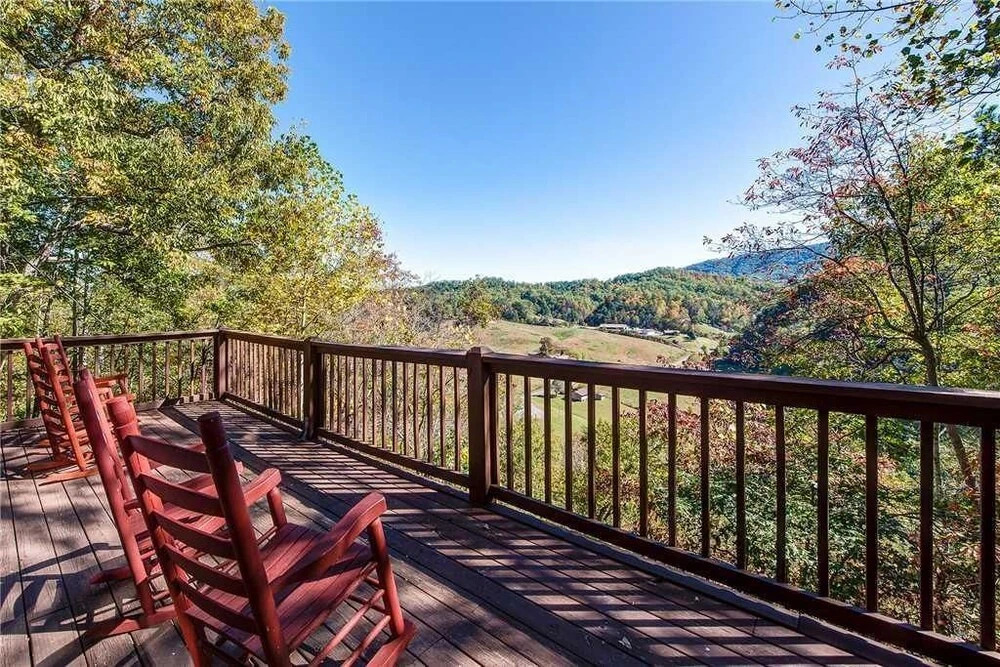 Scenic Solitude 1 Bedroom Home with Hot Tub
