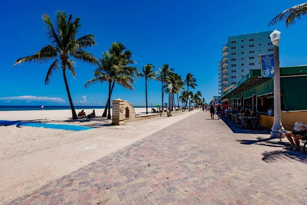 Upscale Modern 2B Condo on the Beach