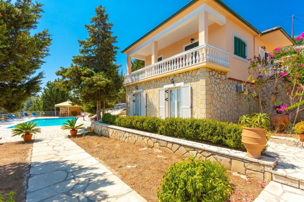 Dolphin House Large Private Pool Walk to Beach Sea Views A C Wifi Car Not Required - 557