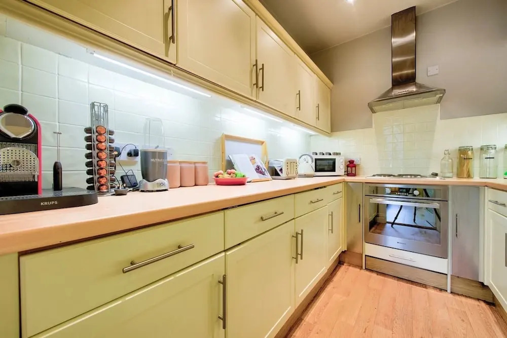 Bright and Airy Apartment in Canonmills
