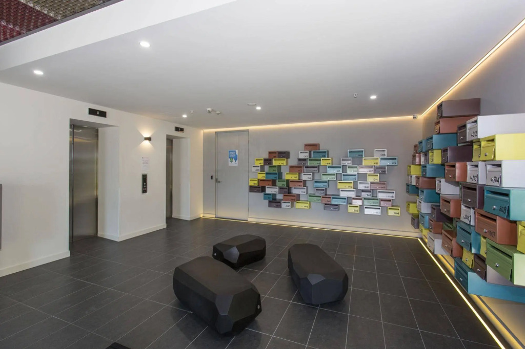 COMPLETE HOST Park View St Kilda