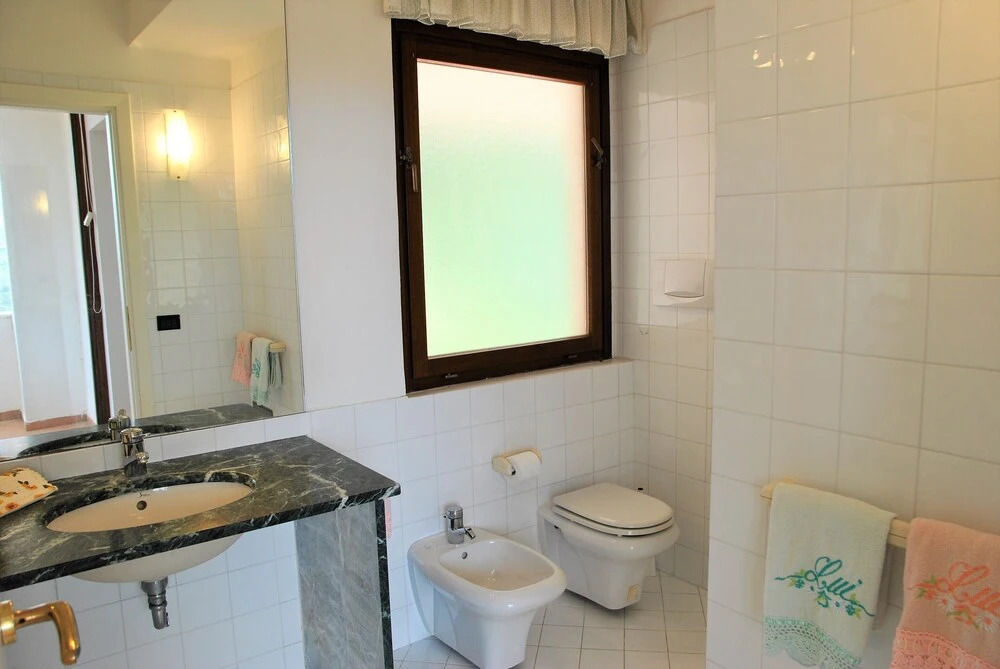 Suite on hill, air-conditioned apartment in villa with outdoor patio