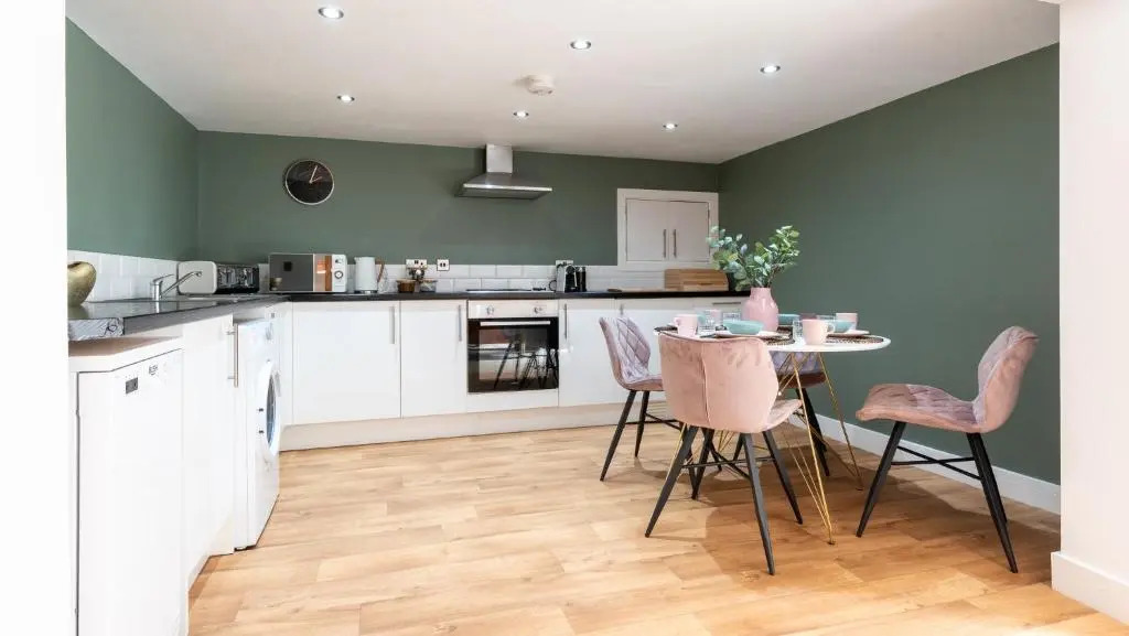Stylish 2 bed town centre apartment with parking