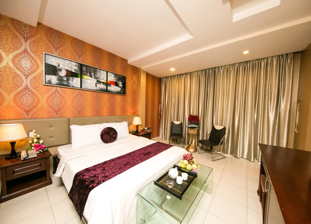 Quy Hung Hotel And Spa Central