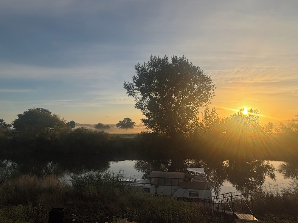 Unique 2 Bed Waterside Retreat, Pet Friendly