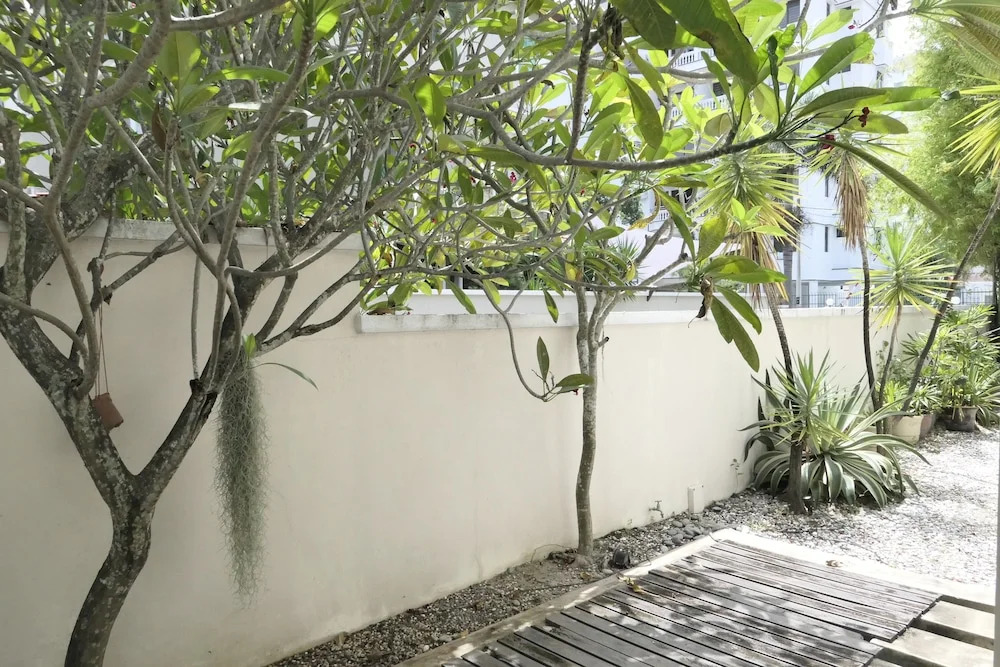 Gurney 4 Plus 1 Bali Style Tranquil Villa