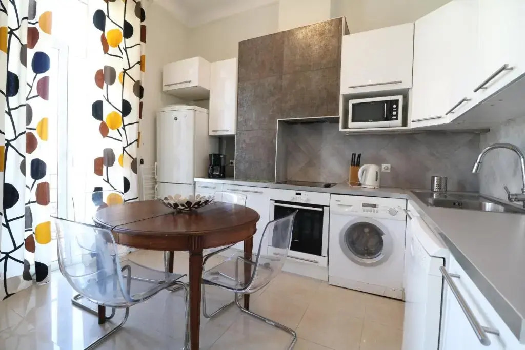 2 Bedroom Forville. 8 Mins From the Palais. 328