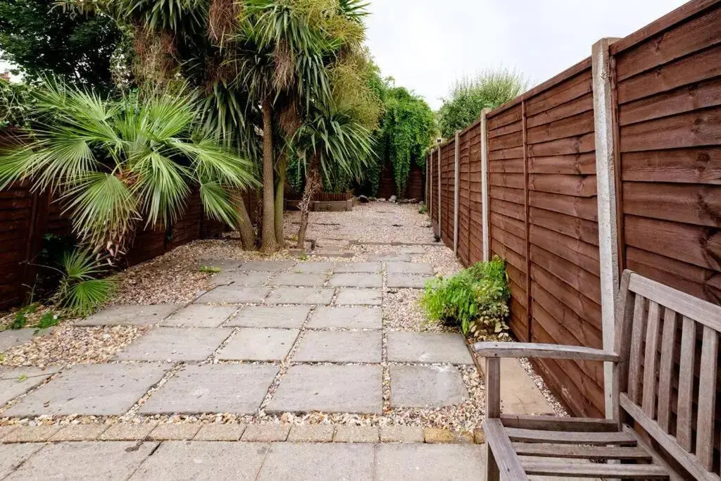 Contemporary House Garden near Park & Thames