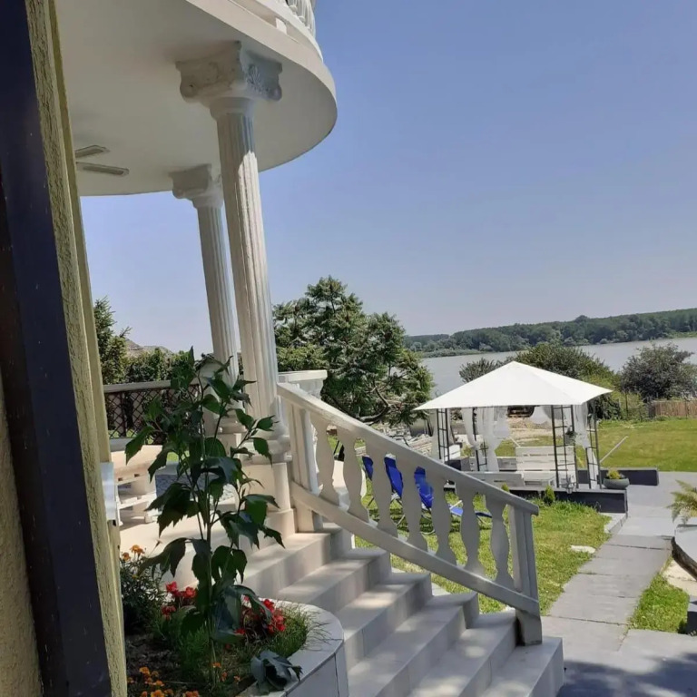 Luxury Riverside Villa with Private Pool, Sauna and BBQ, 12 Guests