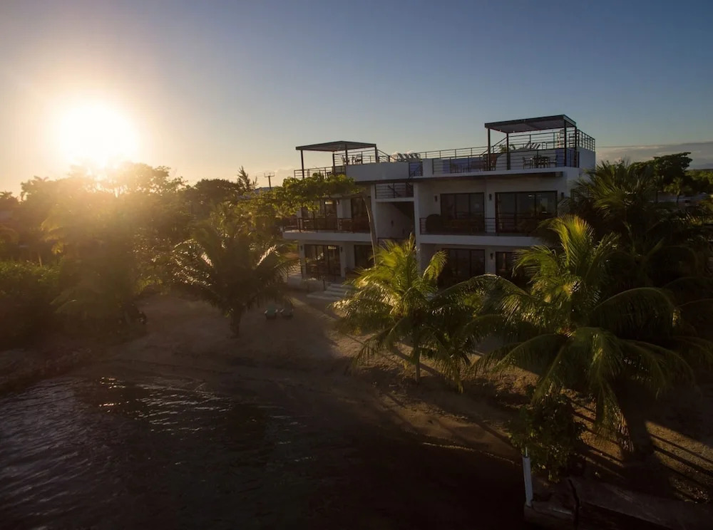 Sunset Gecko - Beachfront Condo Complex In Placencia Village
