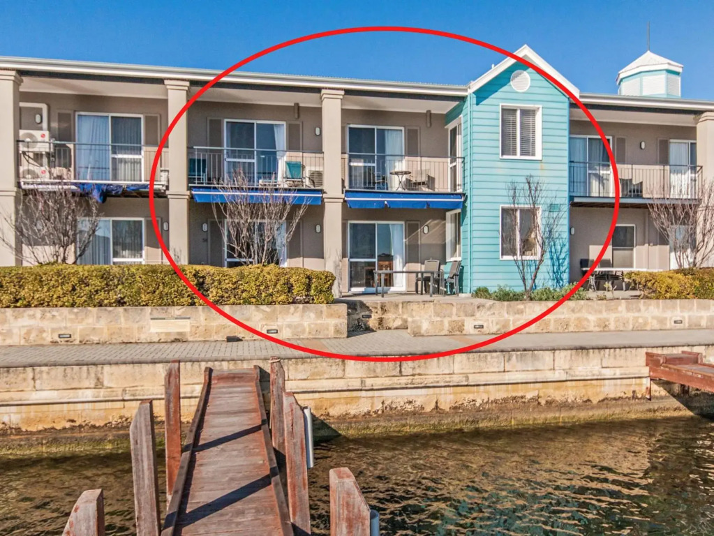 Waters Edge Apartment with Jetty