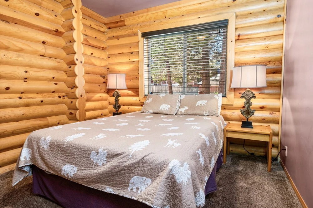 3 Cubs Lakefront - Stunning Lakeside Home With Hot Tub, Foosball, And Lake View! 3 Bedroom Home