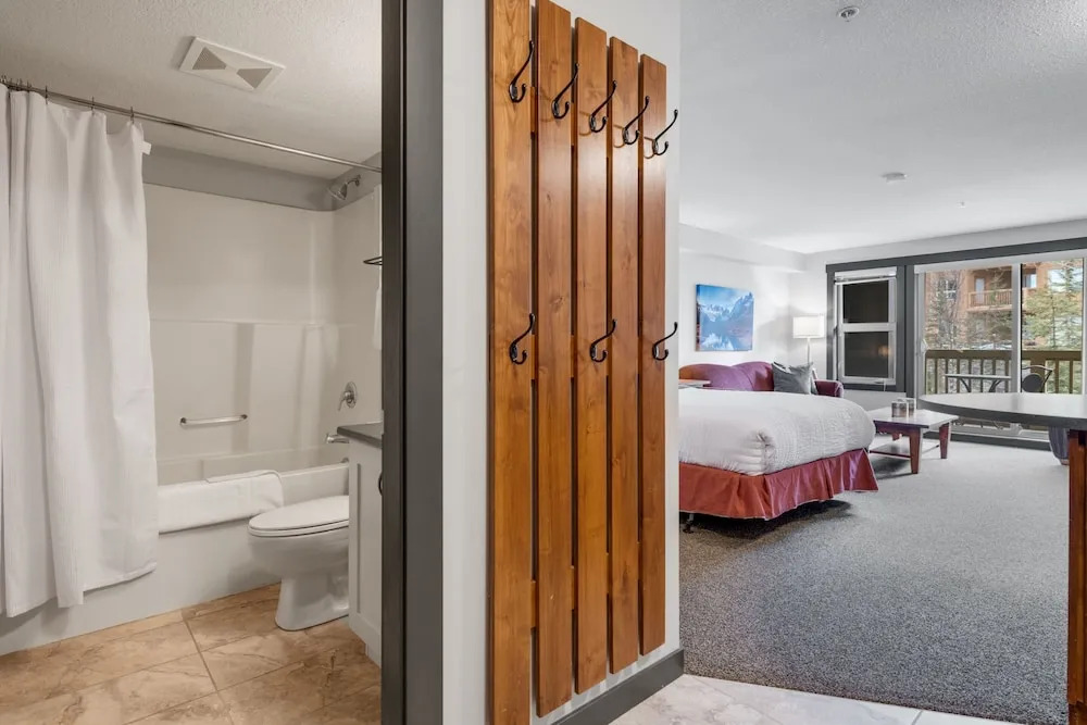 LARGE 3-Br 3-Ba | Ski In/Out | Pool & Hot Tubs | Central Upper Village Location