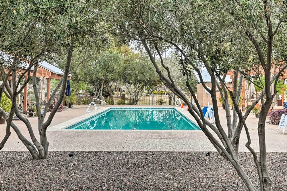 Fire Table, Grill Surprise Cottage with Pool Access