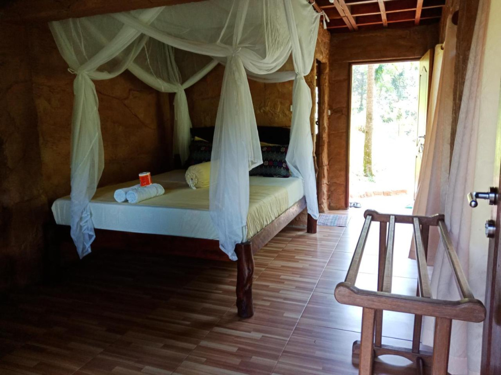 On The Rocks Bungalows, Restaurant and Jungle Trekking Tours - From May to September only stay here
