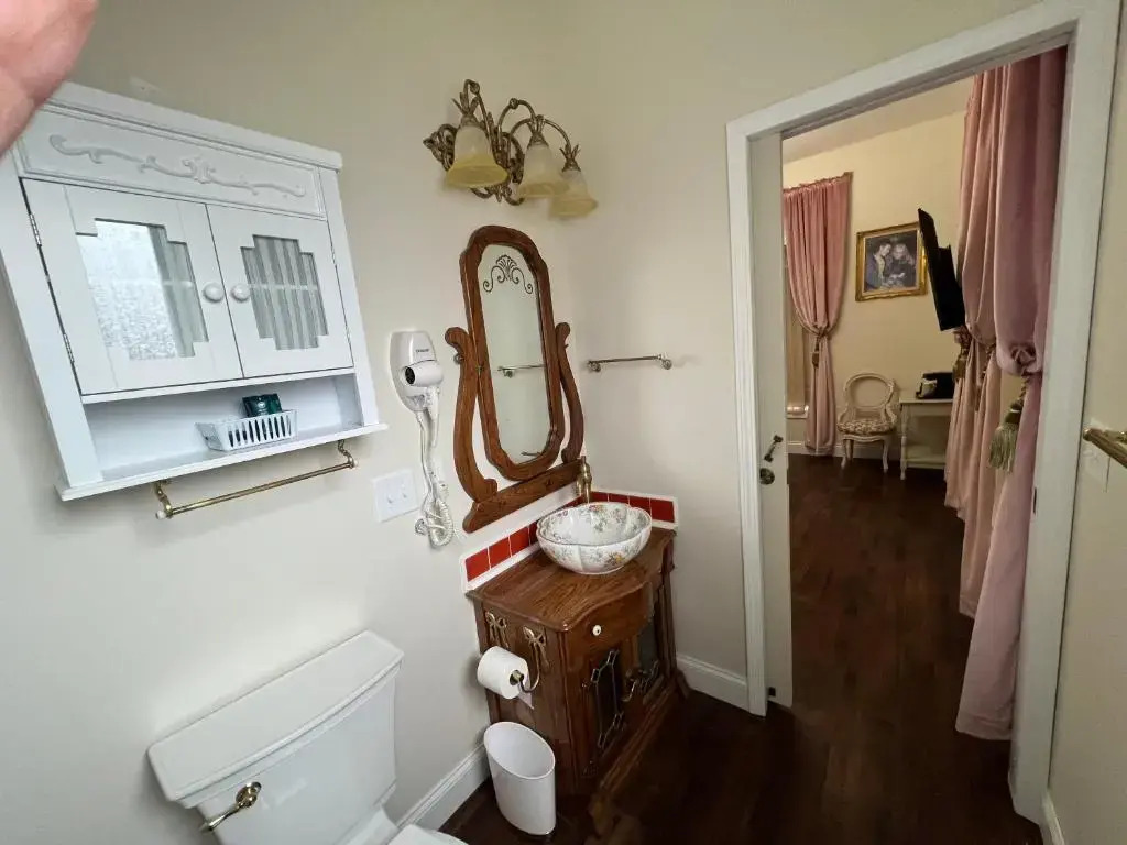 Holland Farmhouse Inn B&B