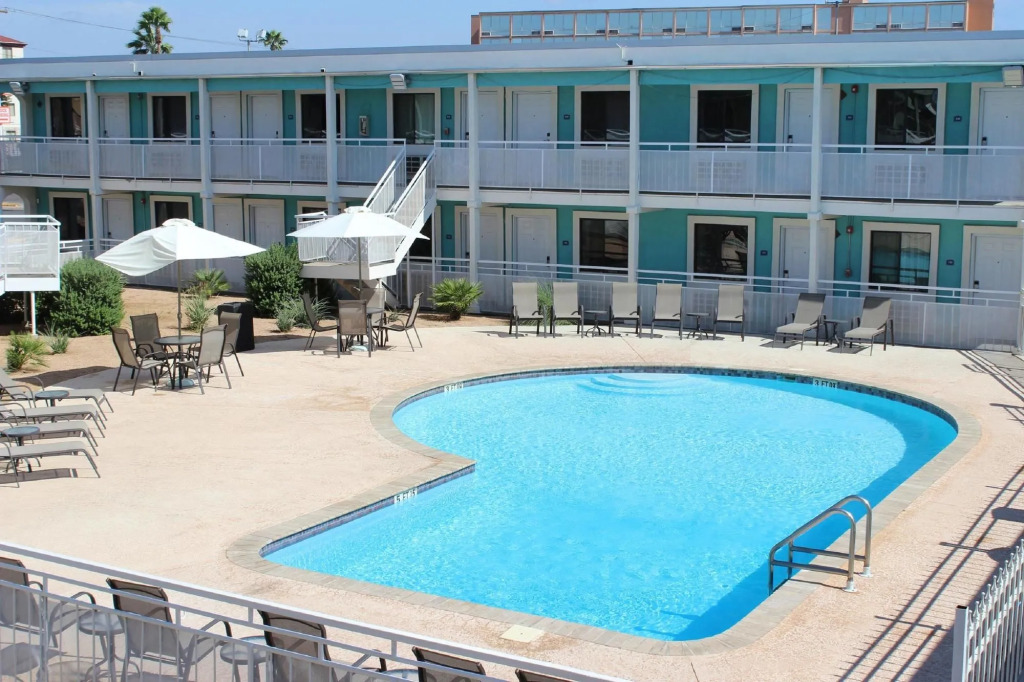 Spanish Trails Inn - Laredo Hotel
