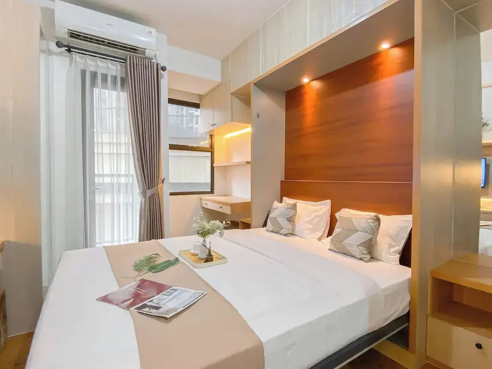 Nice and Comfy Studio Apartment at Transpark Cibubur By Travelio