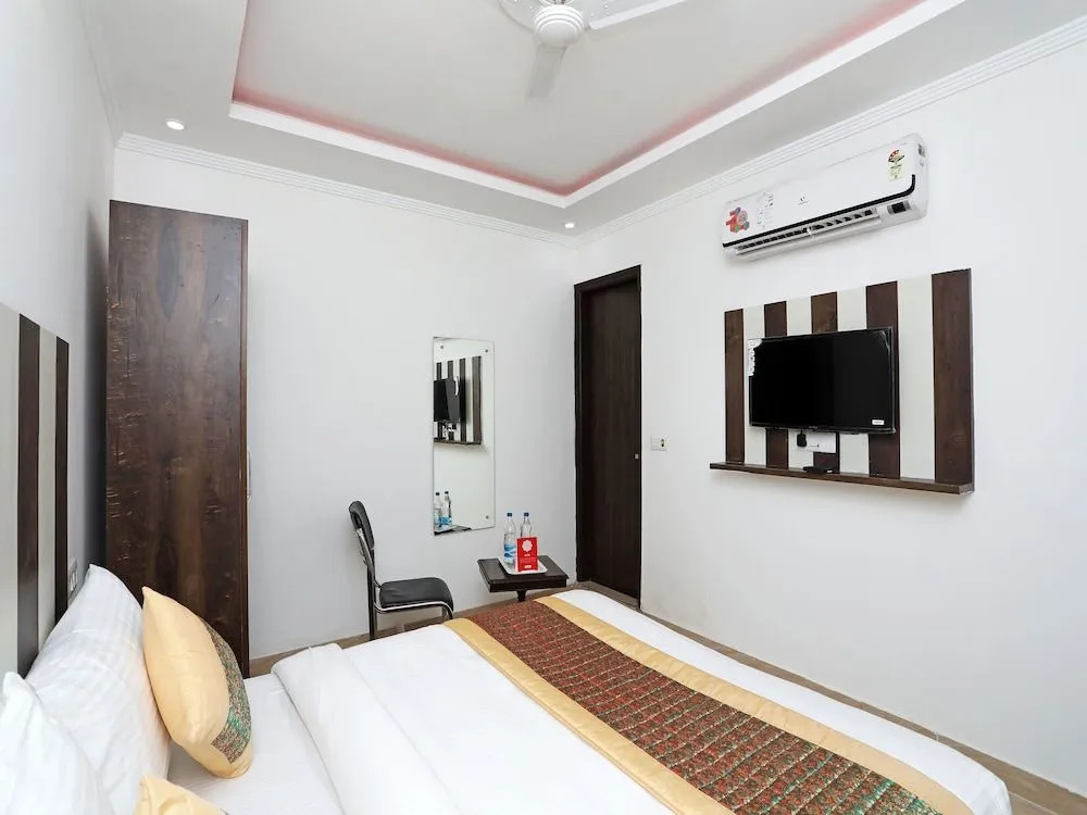 OYO 15087 S Ambience