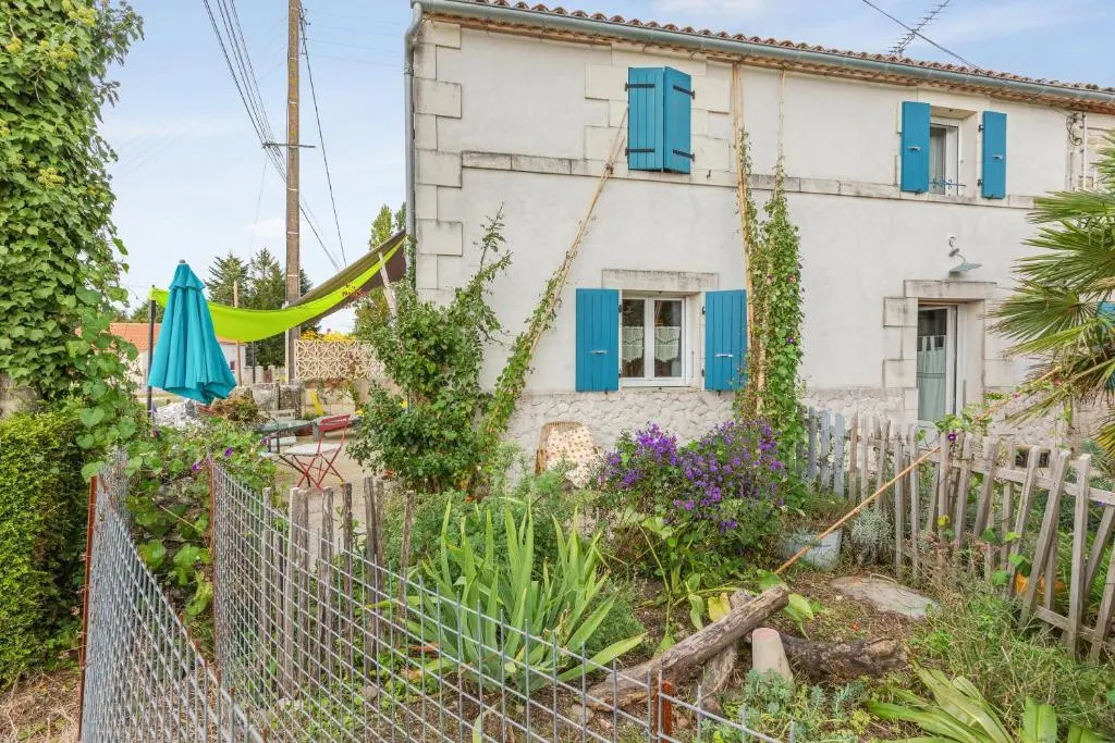 Apartment With one Bedroom in Mortagne-sur-gironde, With Furnished Gar