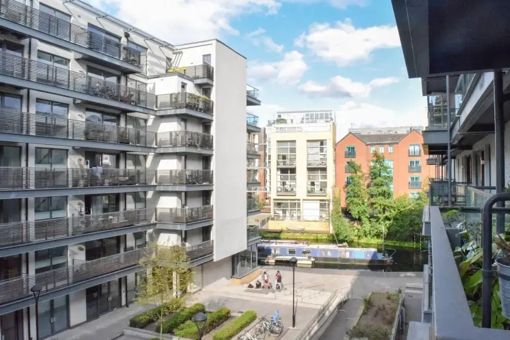 Modern 2 Bedroom Apartment with Balcony On The Canal