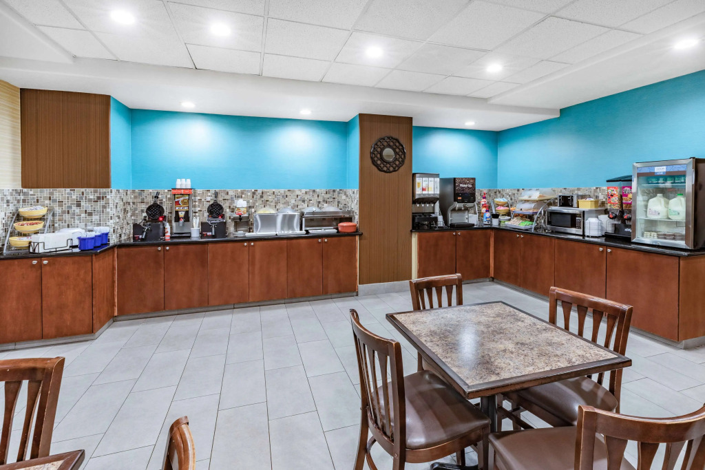 Days Inn & Suites by Wyndham San Antonio near Frost Bank Center