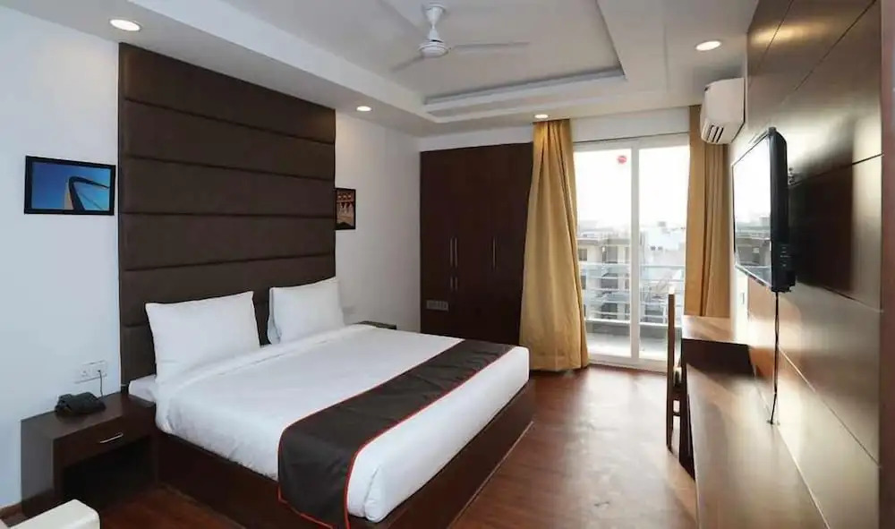 Saavi Hotel Sector- 46